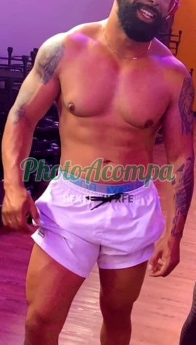 Acompanhante masculino em Piracicaba com beijo na boca (2) — Zeus
