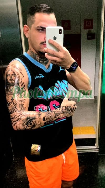 Acompanhante masculino em Piracicaba com beijo na boca (2) — Keny