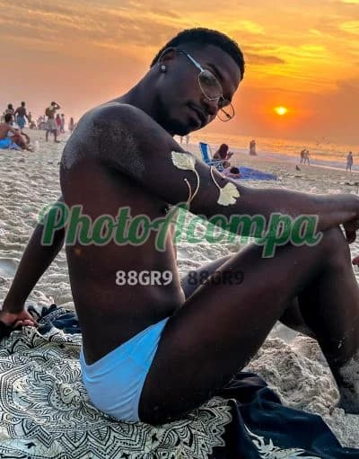 Acompanhante masculino em Volta Redonda com beijo grego (2) — Thalles Müller
