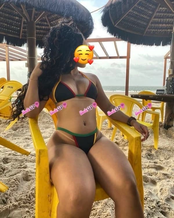Videochamada erótica com apertadinha — Bella Angel
