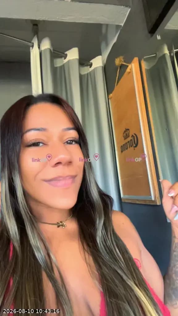 Videochamada erótica com baixinha
