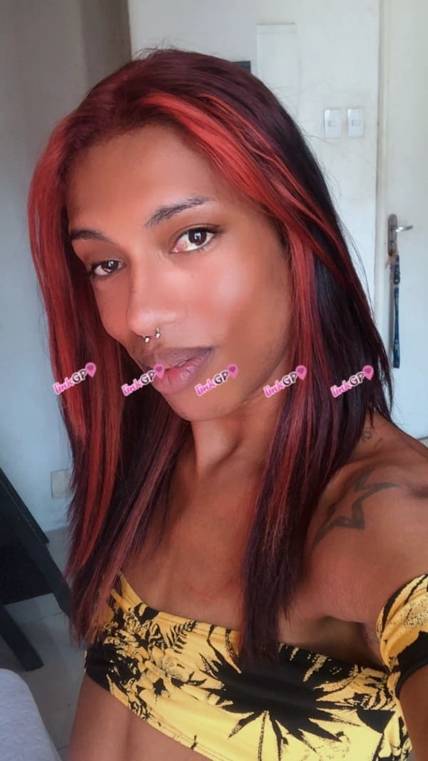 Videochamada erótica trans com apertadinha (3) — Ruiva Passiva