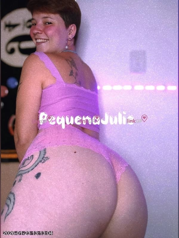 Pequenajulie — videochamada erótica e sexting online